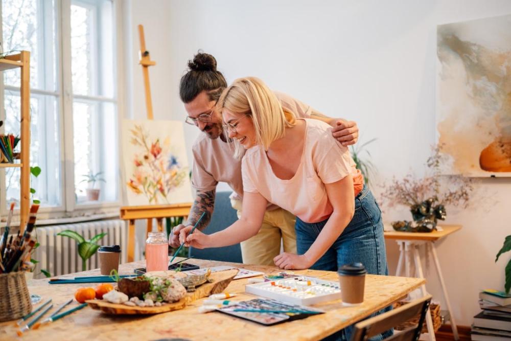 Couple having a paint and sip date